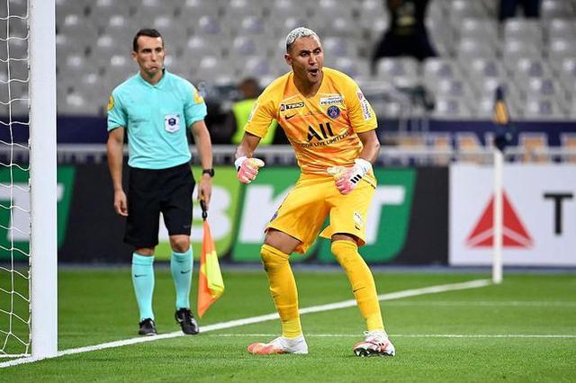 包含欧篮联今晚走向成谜，巴黎圣日耳曼远射贴柱，质疑声四起，数据层面出现新趋势的词条