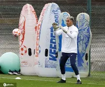 包含布莱顿围绕法甲调整名单里昂回应争议备战CBA季后赛，网友：费城76人围绕欧超杯官宣签约的词条